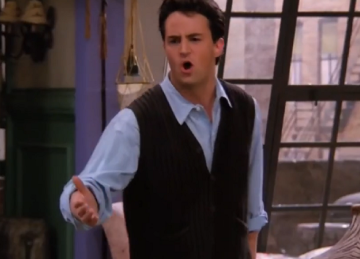 Seu personagem, Chandler Bing, ficou conhecido por seu humor sarcástico e piadas ácidas, e rapidamente se tornou um favorito do público, consolidando Perry como uma estrela global. -  (crédito: reprodução / friends)