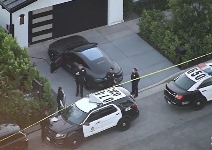 Em outubro de 2023, Perry foi encontrado sem vida em sua casa, em Los Angeles, aos 54 anos.