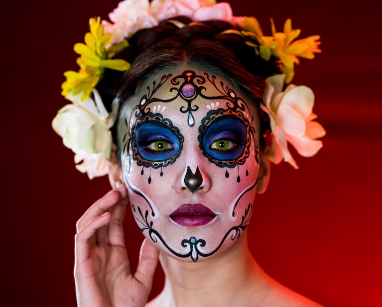 A Catrina, em forma de caveira, é a personagem-símbolo da cultura mexicana que vê na morte o destino natural da vida. Nos desfiles do Dia dos Mortos, as pessoas se pintam de caveira ou usam máscaras. E a Catrina é louvada.