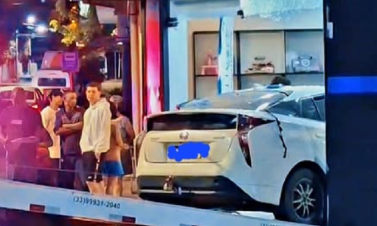 Carro invade e destr&oacute;i parte da loja de celulares -  (crédito: PMMG/Divulga&ccedil;&atilde;o)