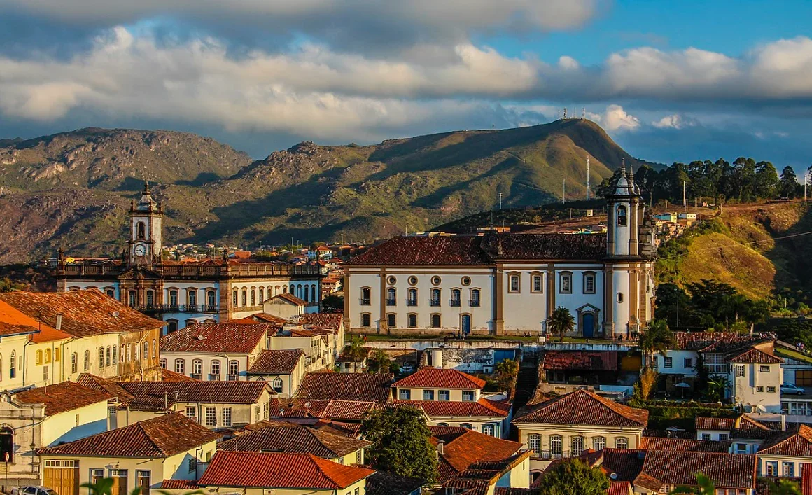 Nascido por volta de 1730, em Vila Rica (atual Ouro Preto), Minas Gerais, Aleijadinho era filho de um respeitado mestre de obras portugu&ecirc;s, Manuel Francisco Lisboa, e de uma escravizada africana, Isabel.