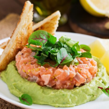 Tartar de salmão com manga: prato de restaurante que é fácil de fazer