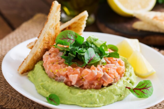 Tartar de salmão com manga: prato de restaurante que é fácil de fazer