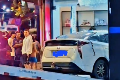 Carro invade e destrói parte da loja de celulares -  (crédito: PMMG/Divulgação)