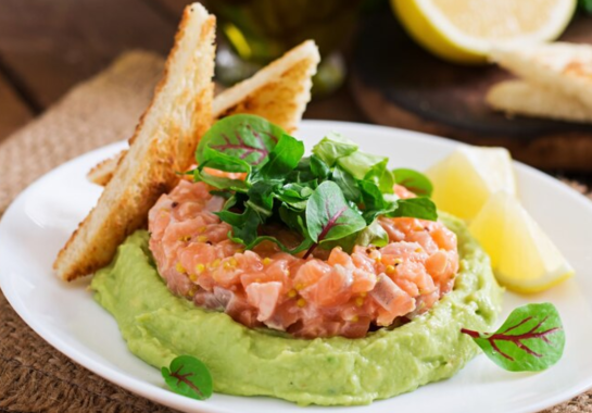 Tartar de salmão com manga: prato de restaurante que é fácil de fazer