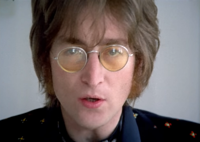 Óculos de John Lennon – Sim, ele de novo. Em 2020, o icônico par de óculos do músico foi vendido por US$ 56,8 mil (cerca de R$ 320 mil) em um leilão realizado em Londres.