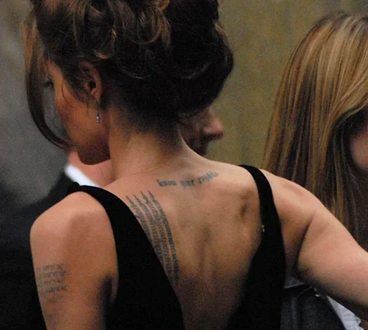 Angelina é entusiasta de tatuagens. Ela tem vários desenhos, mensagens e informações espalhadas pelo corpo. No braço esquerdo, próximo ao ombro, ela tem as coordenadas de onde os filhos nasceram. Nas costas, perto da nuca, traz a frase "Know your rights" ("Saiba seus direitos"). 

