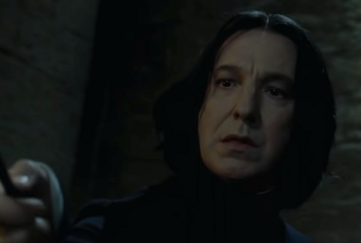 AlÃ©m disso, foram levantadas preocupaÃ§Ãµes sobre como o preconceito sofrido por Snape durante a infÃ¢ncia poderia ser interpretado pelo pÃºblico, caso esteja relacionado Ã  sua etnia.