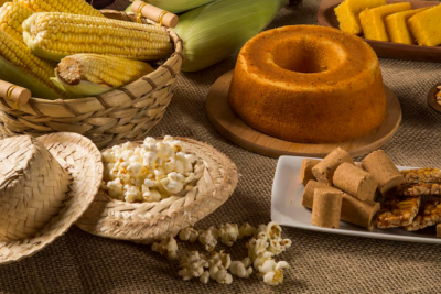 Mesa farta e colorida com os quitutes que fazem a alegria de qualquer arraial: do arroz doce ao pé de moleque -  (crédito: Freepik)