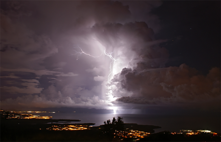 O local tem a mais alta concentração de relâmpagos do mundo — 250 por km².  É causado por nuvens de tempestade a mais de 5 km de altitude e ocorre durante 140 a 160 noites por ano, 10 horas por dia e até 280 vezes por hora. 
