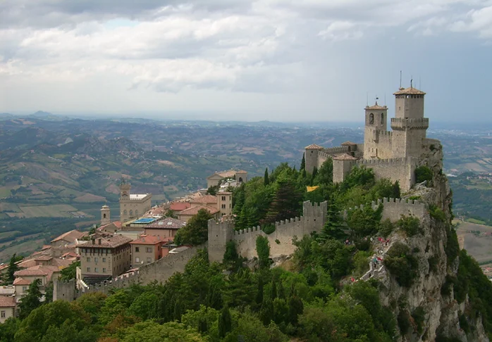San Marino - Terceiro menor país da Europa, é um enclave no centro da Itália. Tem cidadelas fortificadas nos Montes Apeninos, e seu ponto mais alto é o Monte Titano, a 749m de altitude, Patrimônio da Humanidade. 