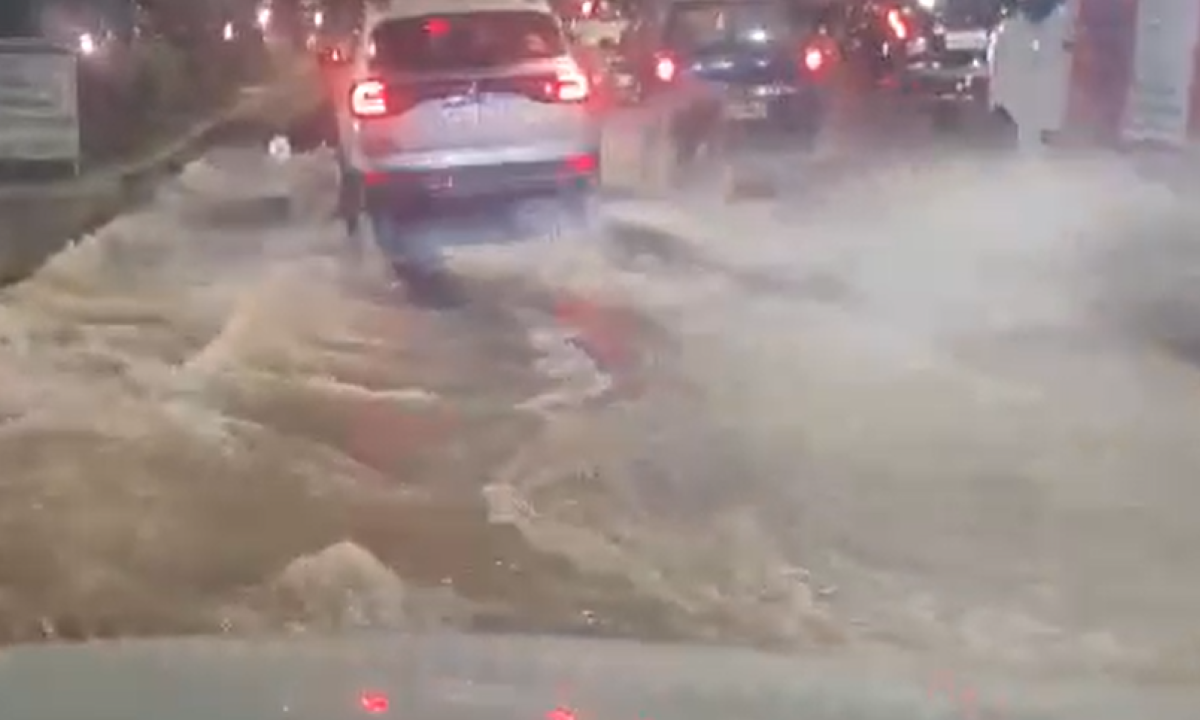 Motoristas relataram que a &aacute;gua parecia sair do asfalto, semelhante ao rompimento de uma tubula&ccedil;&atilde;o -  (crédito: Laura Scardua / EM / D.A Press)