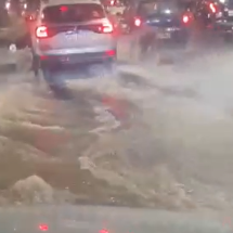 Vídeo: Avenida do Contorno é tomada por água e assusta motoristas em BH - Laura Scardua / EM / D.A Press