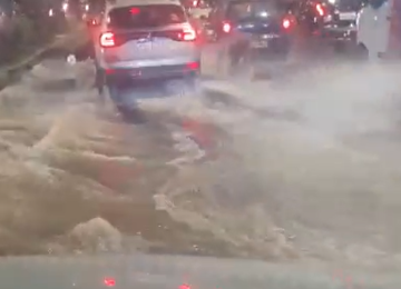 Motoristas relataram que a água parecia sair do asfalto, semelhante ao rompimento de uma tubulação -  (crédito: Laura Scardua / EM / D.A Press)