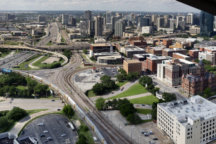 Dallas (Texas) – 1.197.816 habitantes. Dallas é um importante centro comercial e cultural, conhecido pelo Museu do Sexto Andar, que explora a vida e o assassinato do presidente John F. Kennedy. O Distrito de Artes de Dallas abriga várias instituições culturais, e o Arboreto e Jardim Botânico de Dallas oferece belos jardins e vistas do Lago White Rock. - wikimedia commons IcedCowboyCoffee