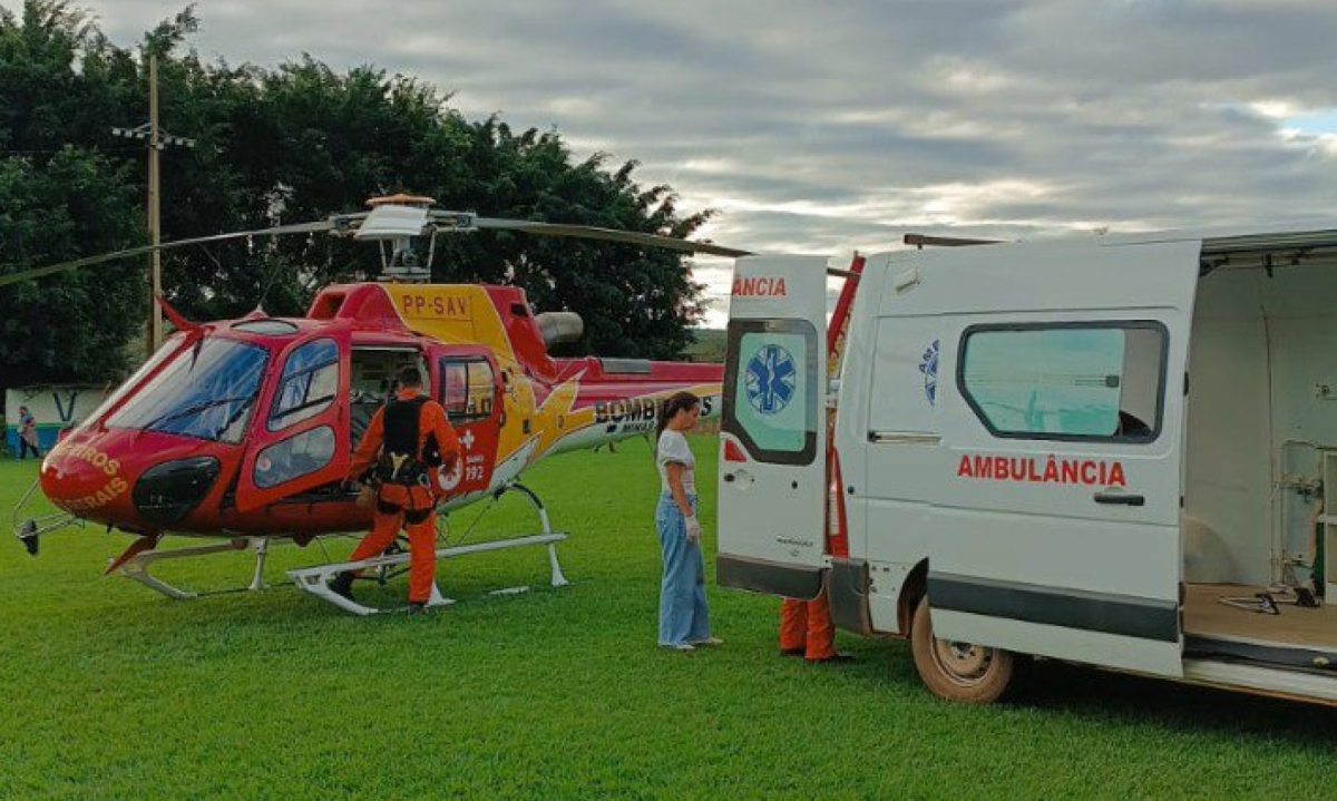 V&iacute;tima estava em uma &aacute;rea de dif&iacute;cil acesso, o que, segundo os bombeiros, impossibilitou a chegada r&aacute;pida do socorro terrestre -  (crédito: CBMMG / Divulga&ccedil;&atilde;o)