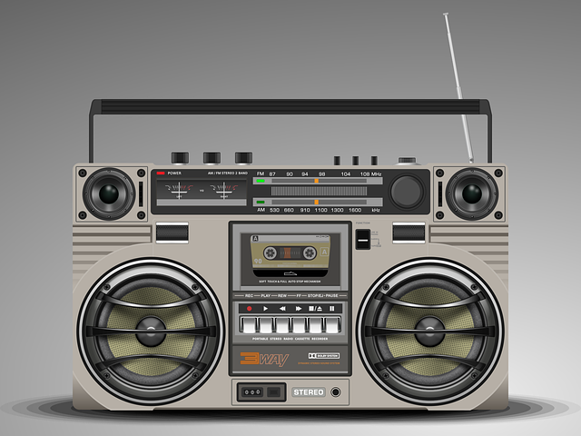 A história do rádio é uma jornada notável de inovação e adaptação. Desde suas origens no século XIX, com as descobertas de Hertz e Marconi, até seu papel fundamental na comunicação, entretenimento e disseminação de informações no século XX, o rádio continua a ser uma forma importante de mídia.