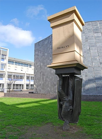 Charles La Trobe - Austrália - Exposta em frente à Universidade La Trobe, em Bundoora, homenageia o fundador da Universidade de Melbourne. O autor disse que as faculdades devem surtir esse efeito nos estudantes: "virar as ideias de cabeça pra baixo". 