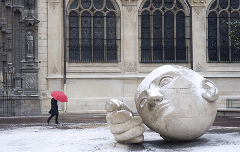 O Ouvinte (L'Ecoute) -  França - Esculpida em 1986 por Henri Miller , está instalada perto da Igreja St. Eustache, na Place René Cassins, em Paris. E representa um homem de fisionomia calma, que se apoia sobre a mão para "ouvir" quem passa.