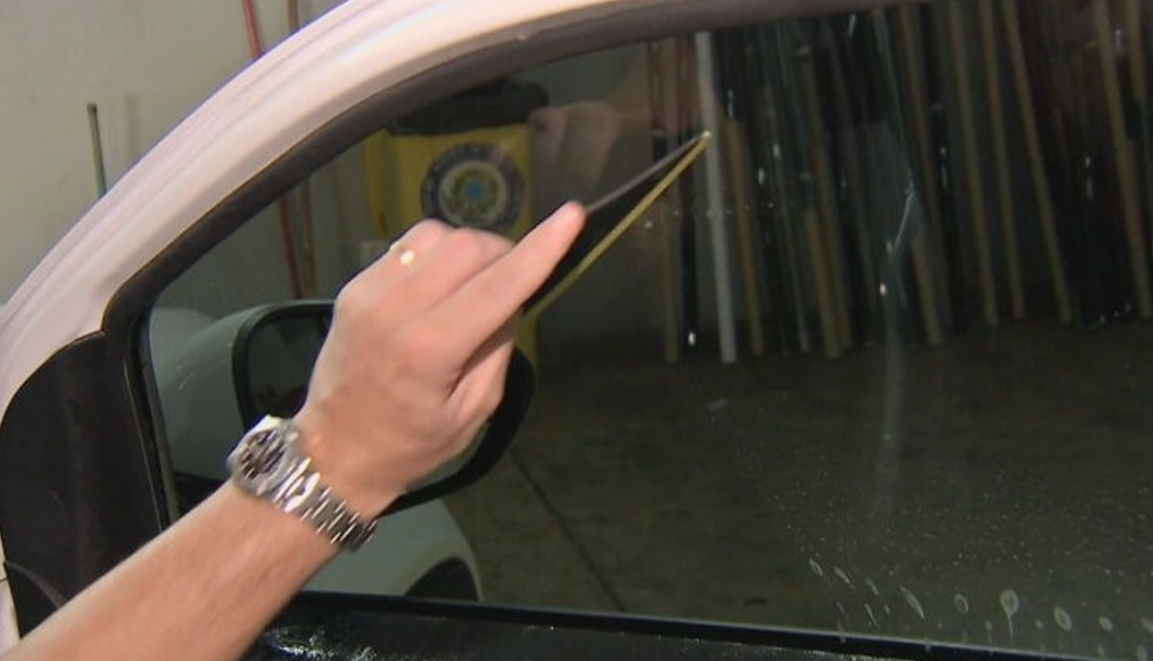 As películas são consideradas um item de segurança no veículo, pois ajudam a impedir roubos e furtos. E protegem contra raios. 