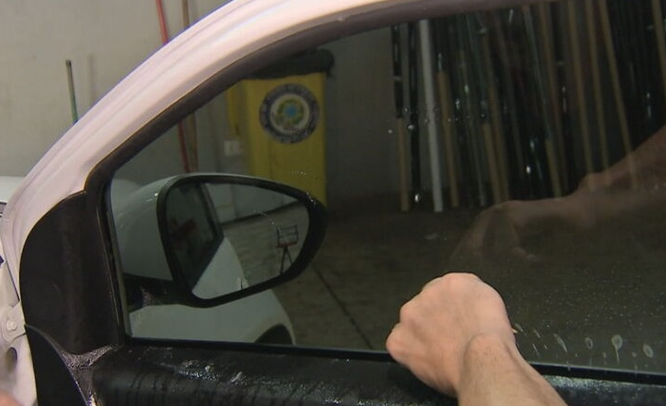 Isso significa que películas já colocadas anteriormente, que estiverem mais escuras do que o novo percentual exigido, devem ser trocadas. 