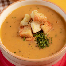 Receitas para aquecer: 5 caldos fáceis e nutritivos para os dias frios - Freepik