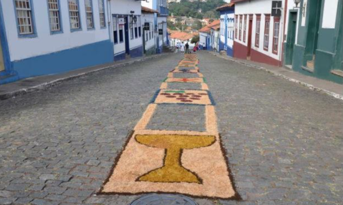 Montagem dos tapetes é tradição de Feriado -  (crédito: Imagem: Prefeitura de Sabará/Divulgação)