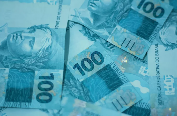 Todas essas transações envolvem um caminhão de dinheiro, e o shipbroker pode ganhar um bom percentual sobre cada negócio fechado. É comum vermos um corretor faturando cerca de R$10 mil por mês. 
