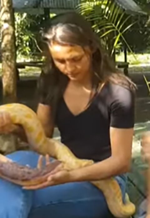 O animal foi deixado junto com uma garrafa de cachaça e um bilhete que dizia: "Cuidem bem dela". 
