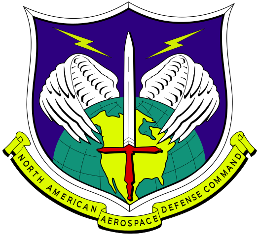 Nos Estados Unidos, a supervisão do espaço aéreo é atribuída ao Comando de Defesa Aeroespacial da América do Norte (NORAD), uma entidade militar binacional composta também pelo Canadá.
