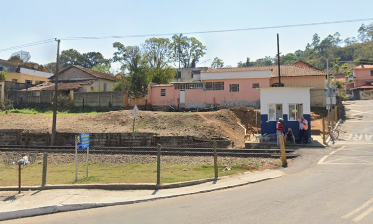 motociclista morre ao ser atropelado por trem na Zona da Mata -  (crédito: Google Street View)