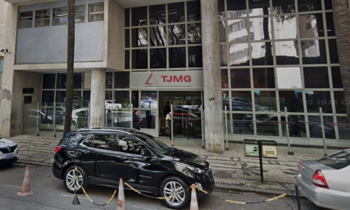 Bombeiros foram informados de que no momento em que elevador parou com uma pessoa dentro saia fumaça de dentro da cabine -  (crédito: Google Street View / Reprodução )
