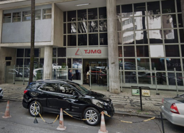 Bombeiros foram informados de que no momento em que elevador parou com uma pessoa dentro saia fumaça de dentro da cabine -  (crédito: Google Street View / Reprodução )