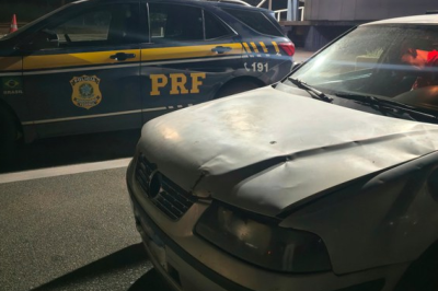 Motorista de carro furtado encontrado na BR-381, em Betim, foi detido por receptação e adulteração de veículo automotor -  (crédito: PRF / DIvulgação)