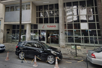 Bombeiros foram informados de que no momento em que elevador parou com uma pessoa dentro saia fumaça de dentro da cabine -  (crédito: Google Street View / Reprodução )