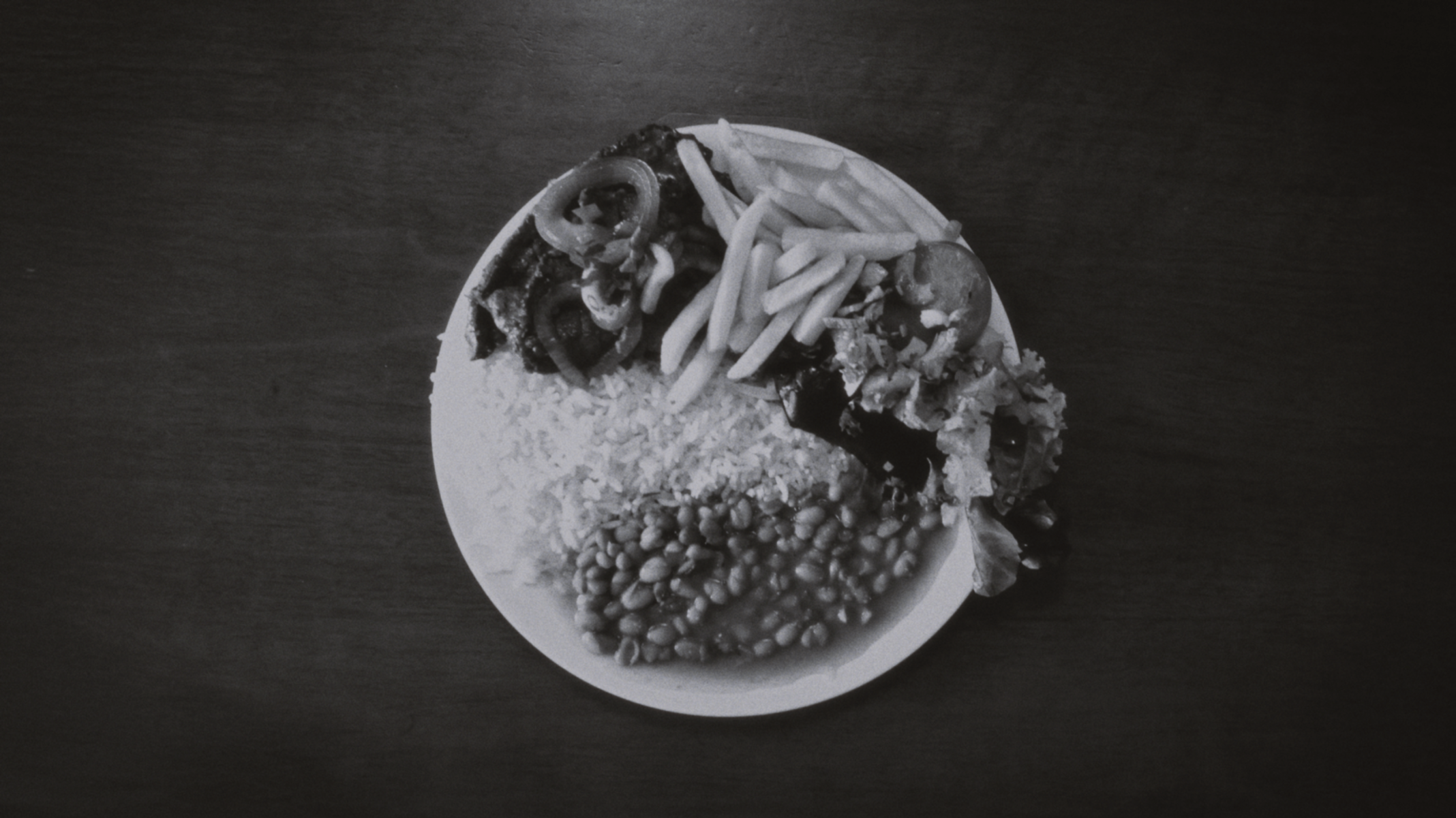 Bar Bolão - onde a fome de BH é sempre bem servida: se é madrugada ou meio-dia, não importa: o Bolão é ponto obrigatório para quem vive a cidade intensamente, com pratos generosos e histórias contadas de mesa em mesa.
