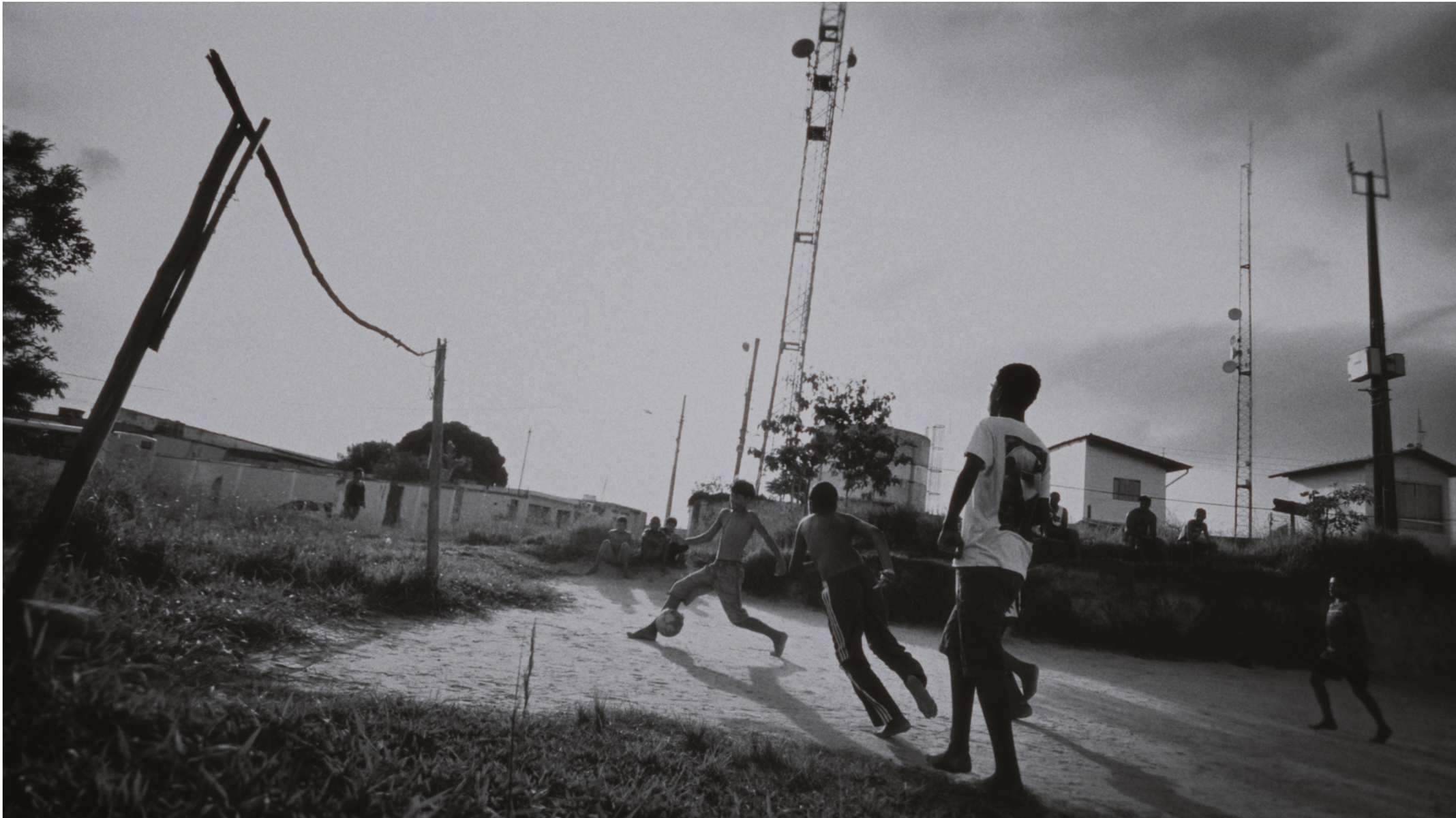 Futebol em BH - paixão que ecoa das arquibancadas aos campos de várzea: seja nos estádios ou nas peladas de bairro, o futebol é emoção coletiva, rivalidade saudável e um dos grandes motores da cultura popular de BH.
