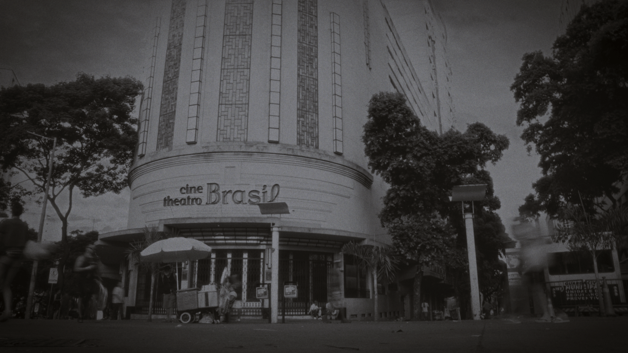 O palco onde a cidade se apresenta: mais que um teatro, o Cine Theatro Brasil representa os artistas, os aplausos e todas as histórias que ganham vida nos palcos de BH. Um símbolo da cena cultural que pulsa no coração da cidade.
