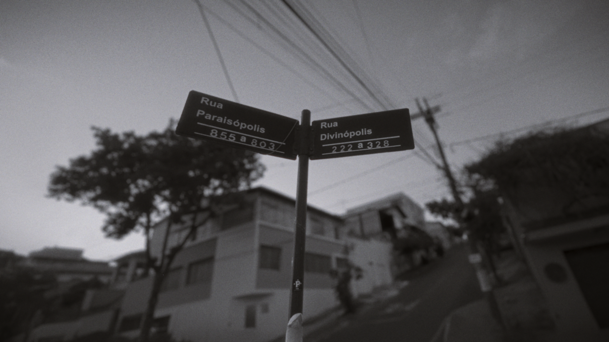 Esquina – Clube da Esquina: o encontro que virou música: Santa Tereza foi o berço de um dos maiores movimentos musicais do Brasil. A esquina entre as ruas Divinópolis e Paraisópolis é mais que um endereço: é o ponto onde BH se transformou em melodia para o mundo.
