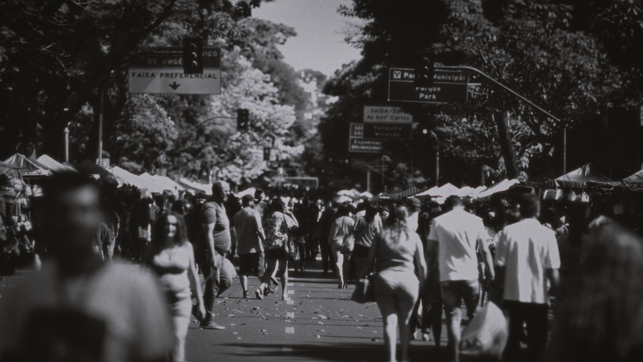 Feira Hippie - arte e criatividade ao ar livre: todo domingo, a Afonso Pena vira uma vitrine da arte popular mineira. A Feira Hippie é cor, criatividade e expressão de quem faz da rua seu ateliê.
