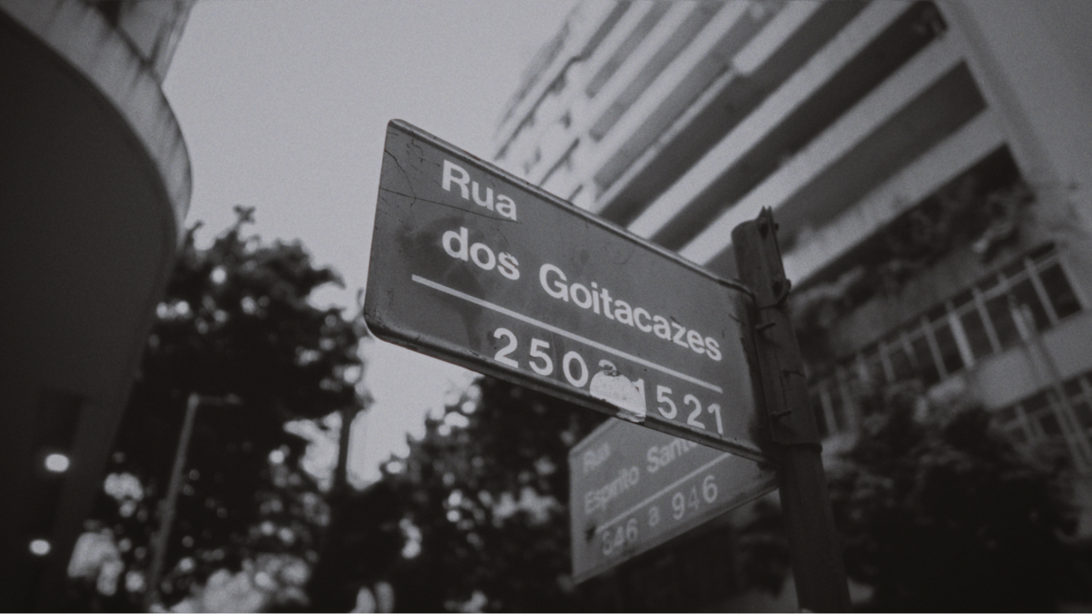 No centro da cidade, avenidas com nomes de estados brasileiros cruzam ruas batizadas com nomes de tribos indígenas, seguindo um traçado pensado para celebrar a diversidade e reforçar o espírito de nacionalidade. Uma geografia que conta, em cada esquina, um pouco da história do Brasil.
