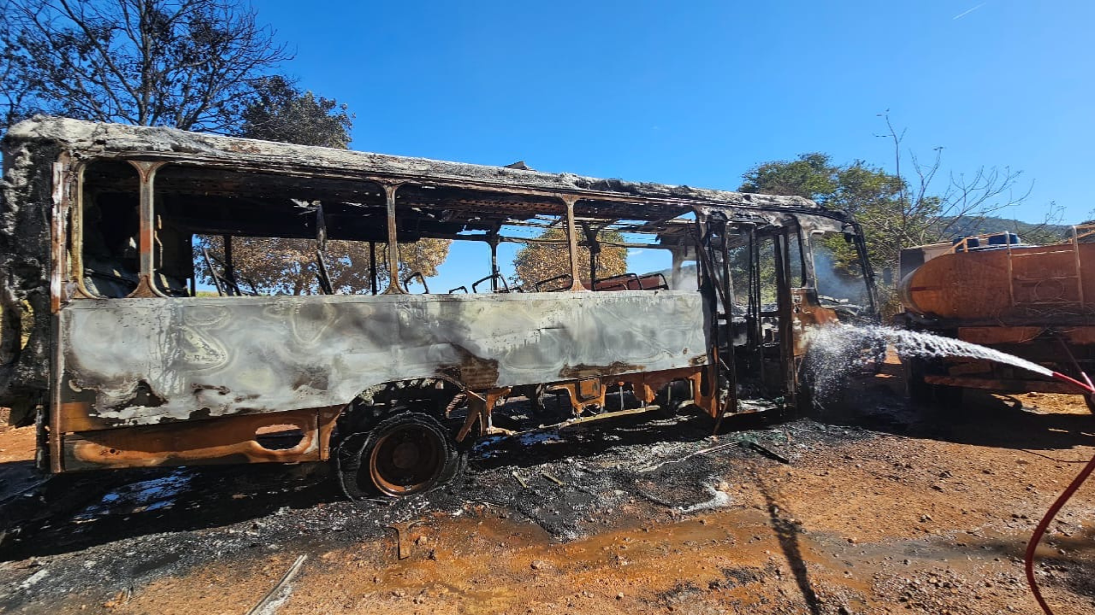 O fogo destruiu o ônibus usado para o transporte de crianças e adolescentes -  (crédito: Divulgação/Corpo de Bombeiros)