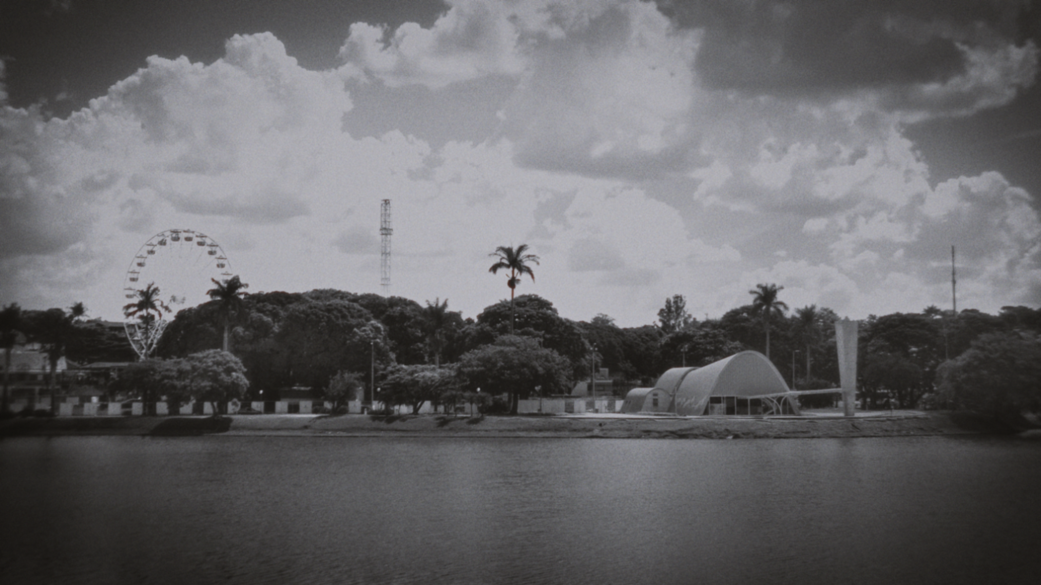 Lagoa da Pampulha - o cartão-postal onde natureza e arte se encontram: a Pampulha é cenário de lazer, arquitetura modernista e contemplação. Um espaço onde turistas e moradores compartilham o mesmo olhar de encantamento.
