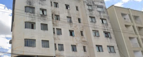 Mulher pula de janela de prédio para fugir da agressão do companheiro -  (crédito: Google Street View)