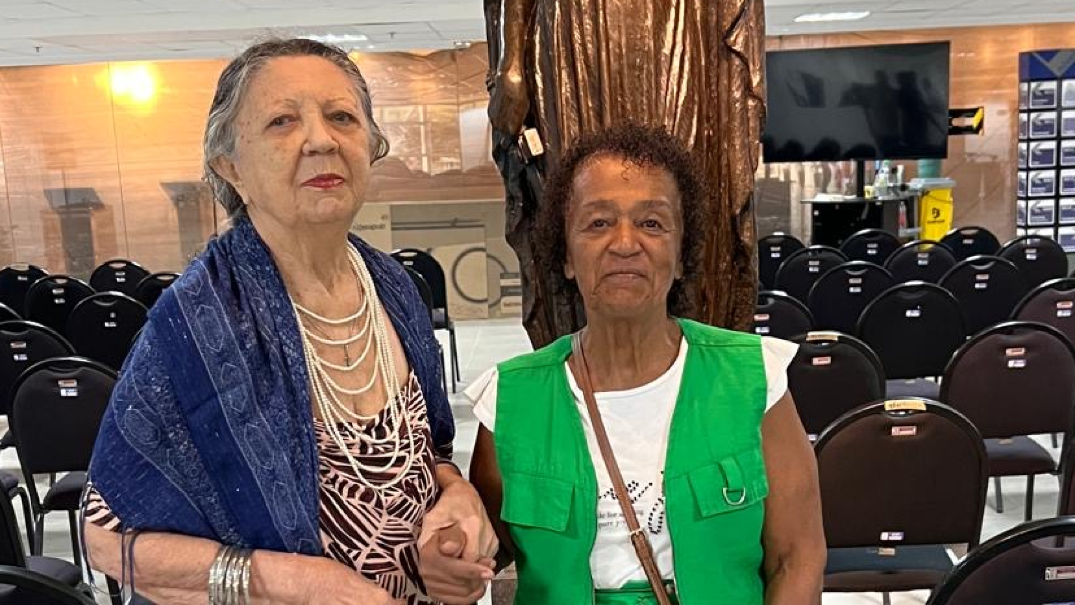 Vida em 'prédio fantasma': as idosas que resistem a demolição de edifício - BBC