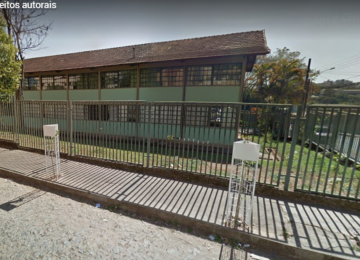 Professora leva garrafada no rosto e fica com o lábio cortado após agressão -  (crédito: Reprodução/Google Street View)