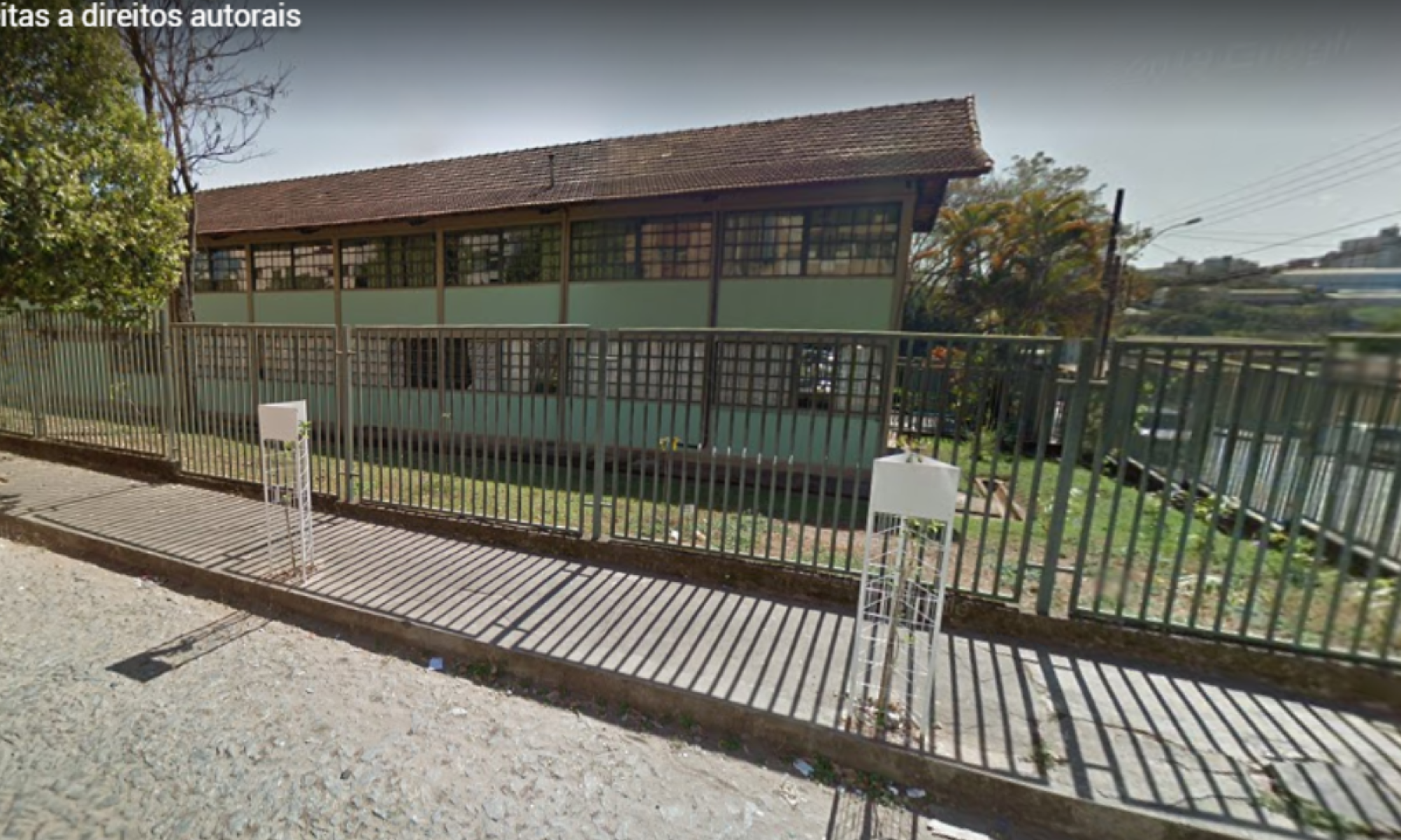 Professora leva garrafada no rosto e fica machucada após agressão de aluna - Reprodu&ccedil;&atilde;o/Google Street View
