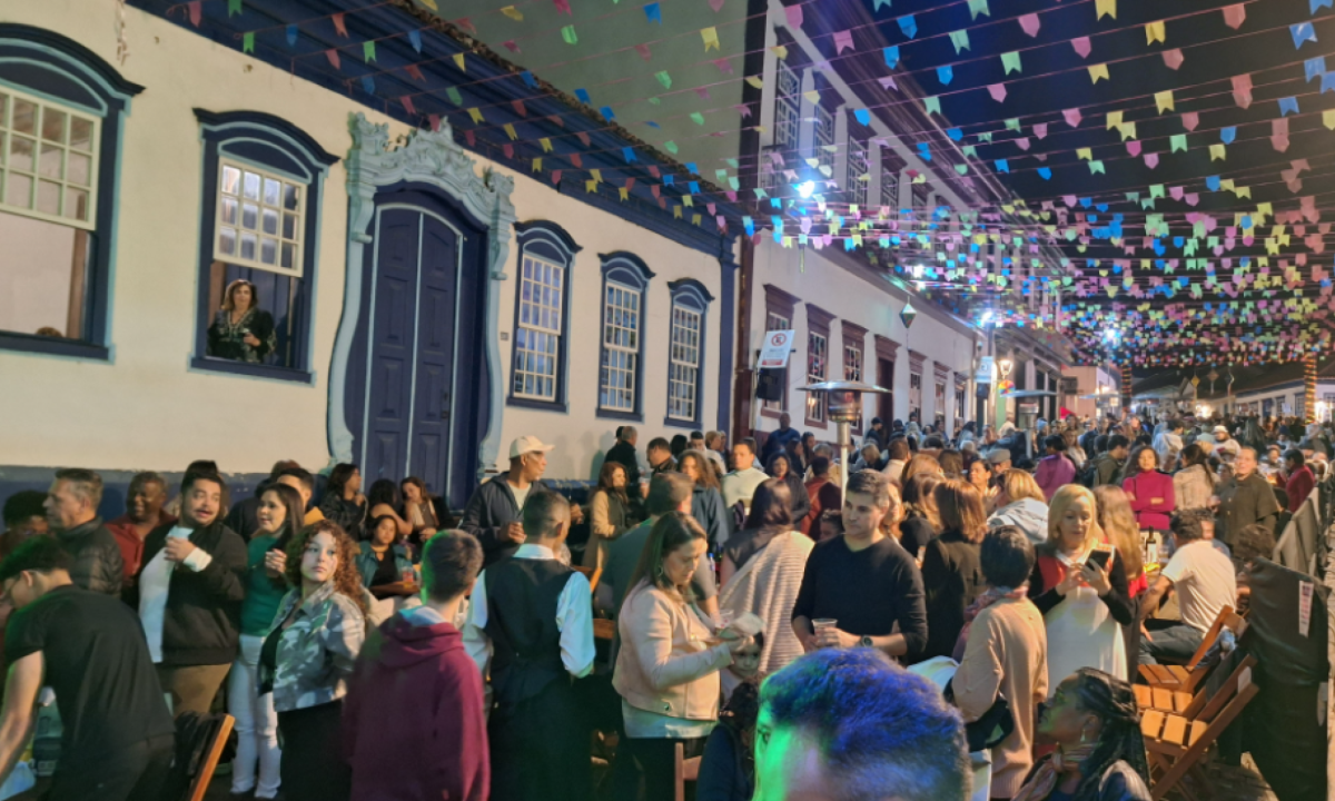 O projeto acontece mensalmente deixando a rua direita de Sabará mais linda  -  (crédito: Imagem: Prefeitura de Sabará/Divulgação)
