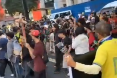 Skatistas passaram na frente da manifestação neste domingo (29/6) -  (crédito: Reprodução/Redes Sociais)