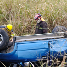O veículo em que as vítimas estavam saiu da pista, capotou várias vezes por uma ribanceira e parou em uma área de mata -  (crédito: PMMG / Divulgação)